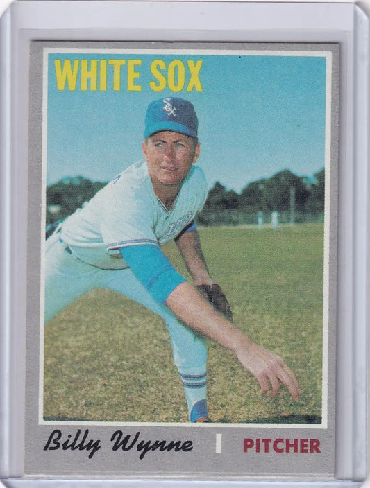 Baseball card of Billy Wynne, Chicago White Sox pitcher in action, Topps Baseball collectible