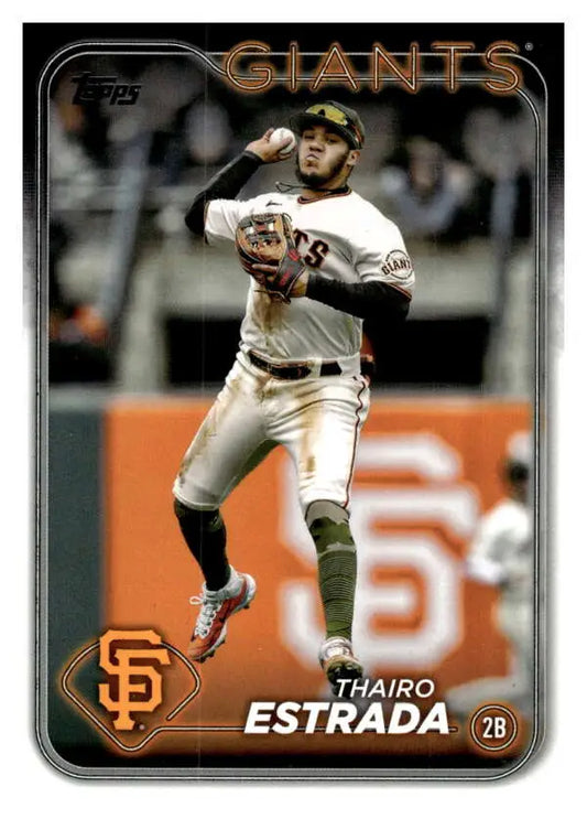 Thairo Estrada of the San Francisco Giants throwing the ball to second base