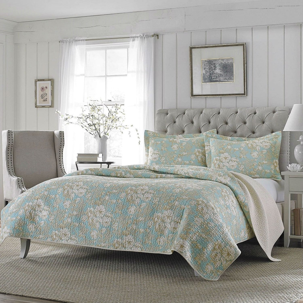 King size 3-Piece Reversible Cotton Quilt Set with Seafoam Blue Beige Floral Pattern-1