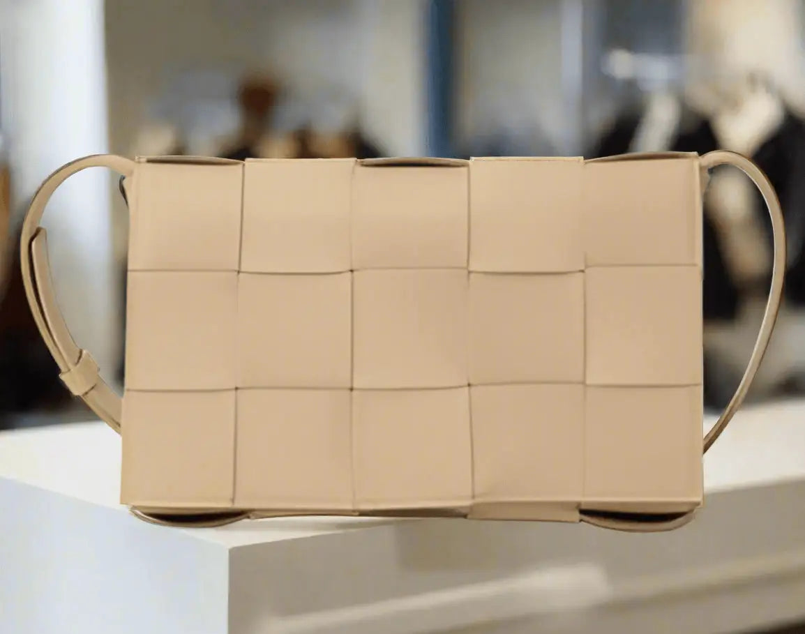 Bottega Veneta women’s BEIGE LEATHER HANDBAG - Handbags