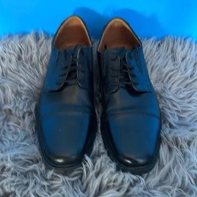 Black leather dress shoes for men with cap-toe oxford design and laces