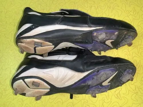 Used black and white Craig Biggio NIKE PRO game cleats photo matched by JSA