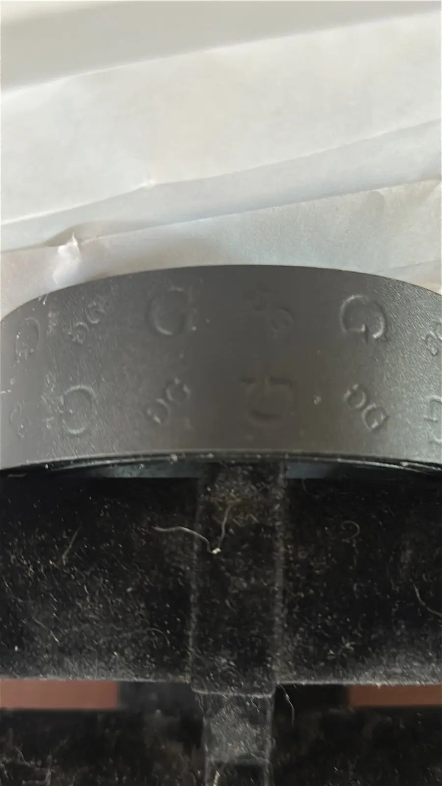 Dark gray textured flat-banded ring for Guess Men’s Black Leather Belt with Logo Buckle