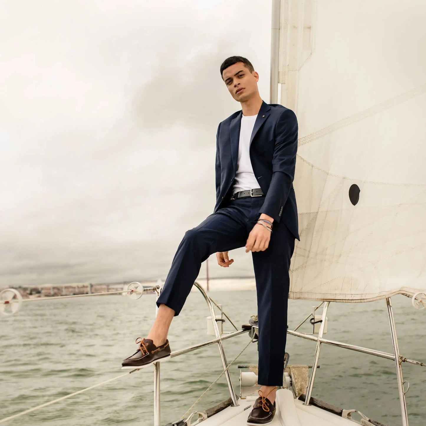 Men boat shoe Forvie in navy blue with white t-shirt and boat shoes made of natural rubber