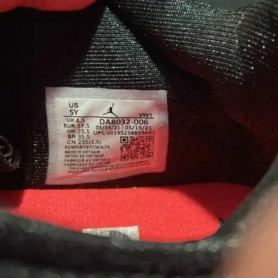 Shoe label with sizing and product info for Nike Air Max Black Low Top Sneakers DA8032-006