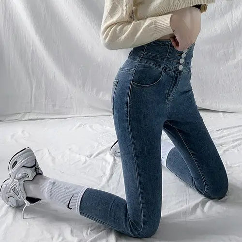 Vintage high waist skinny pencil jeans with five buttons, paired with white Nike socks and sneakers