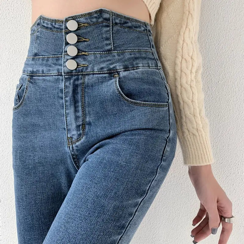 Skinny pencil jeans with vintage high waist and three large buttons for women