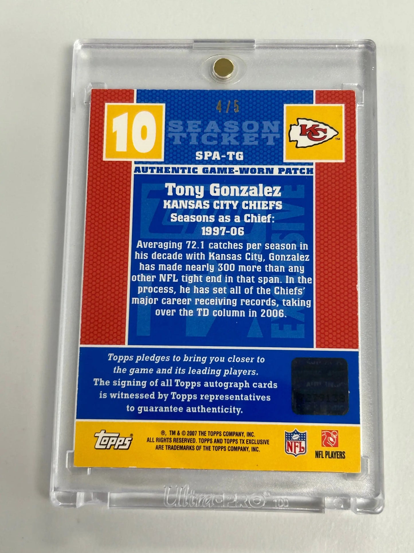 Tony Gonzalez 2007 Topps TX Exclusives Patch Auto #4/5 trading card in protective case