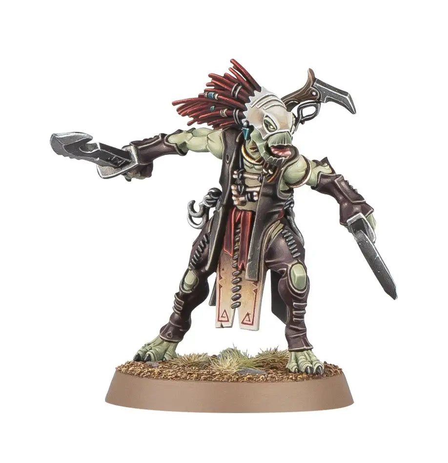 Miniature alien warrior figure Kroot Flesh Shaper from Warhammer 40k T’au Empire