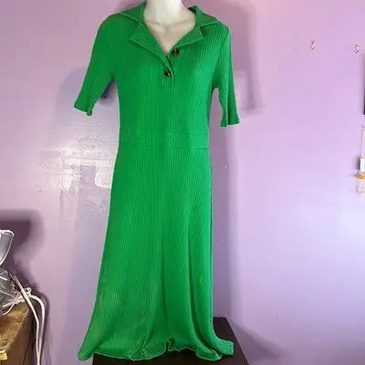Vibrant green ribbed knit maxi dress with collar short sleeves and half-button front