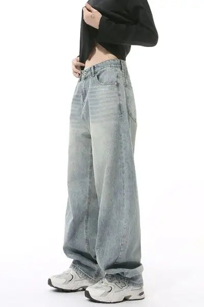 Light-wash baggy denim jeans with relaxed fit for a comfortable wide-leg style