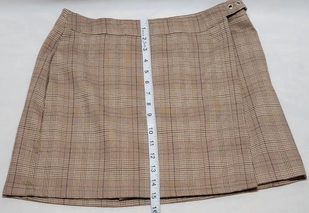 Beige Y2K plaid mini skirt with side buckle detail in Hesperus Wrap Skirt Size M