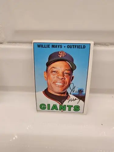 Vintage baseball trading card of Willie Mays from 1967 Topps #200