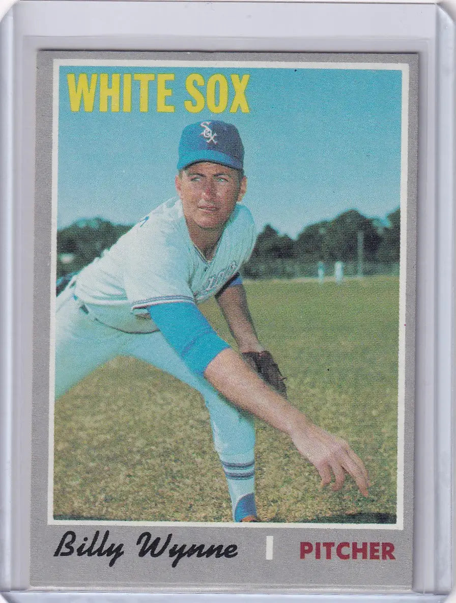 Baseball card of Billy Wynne, Chicago White Sox pitcher in action, Topps Baseball collectible