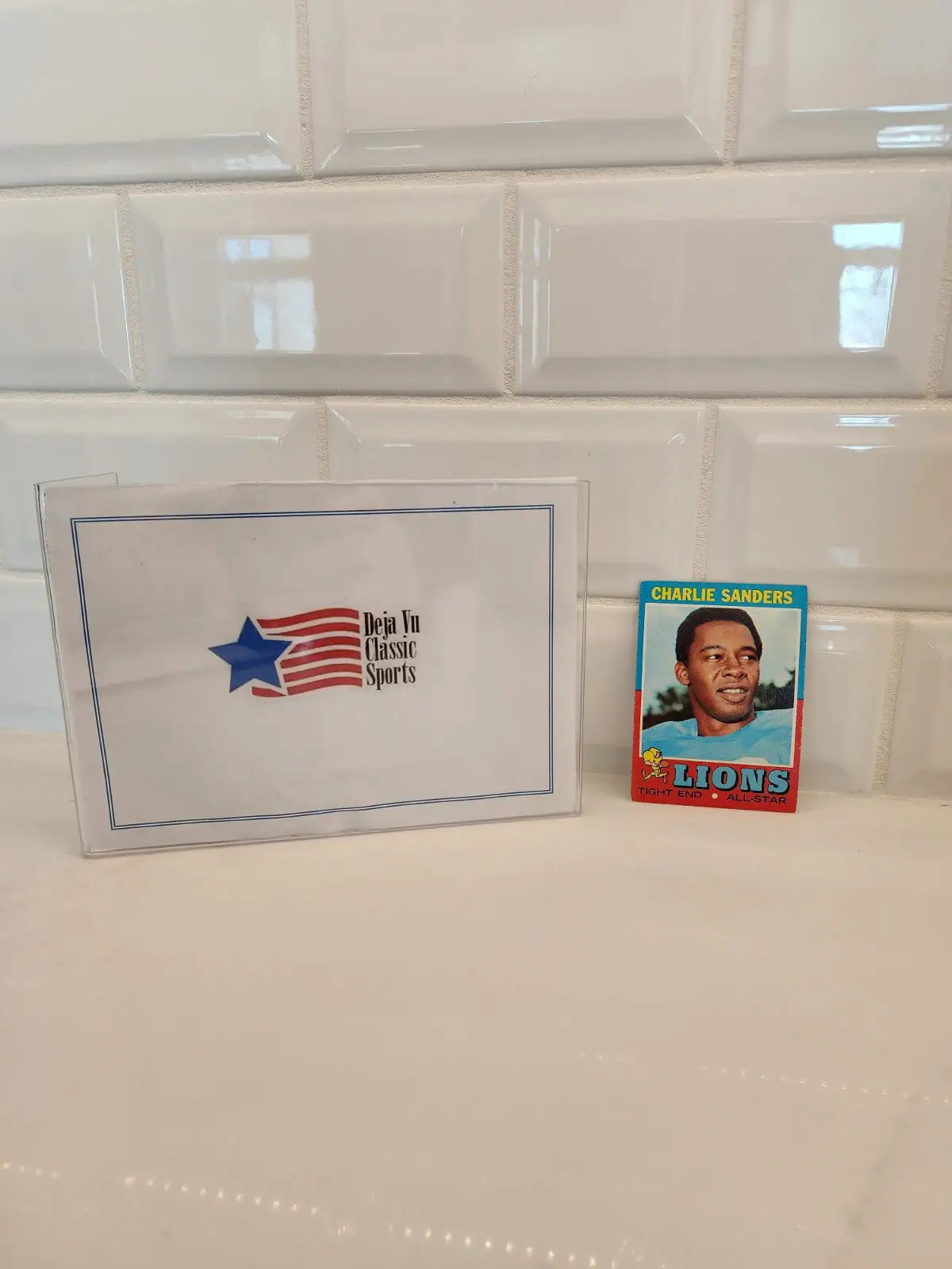 Trading card featuring Charlie Sanders from 1971 Topps sports memorabilia collection