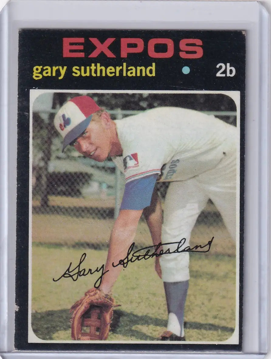 Baseball card of Gary Sutherland in fielding pose from 1971 Topps Baseball, Montreal Expos