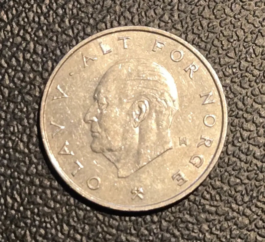 Silver coin featuring a profile portrait from 1977 Norway 1 krone KM# 419