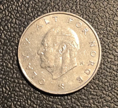 Silver coin featuring a profile portrait from 1977 Norway 1 krone KM# 419