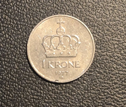 Silver-colored 1977 Norway 1 Krone coin with crown and year 1977 display