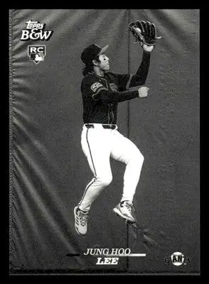 Baseball player catching ball demonstrating 2024 Topps Black & White Jung Hoo Lee