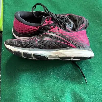 Asics Women’s GEL-CUMULUS 19 black and magenta athletic shoes with black laces and white soles