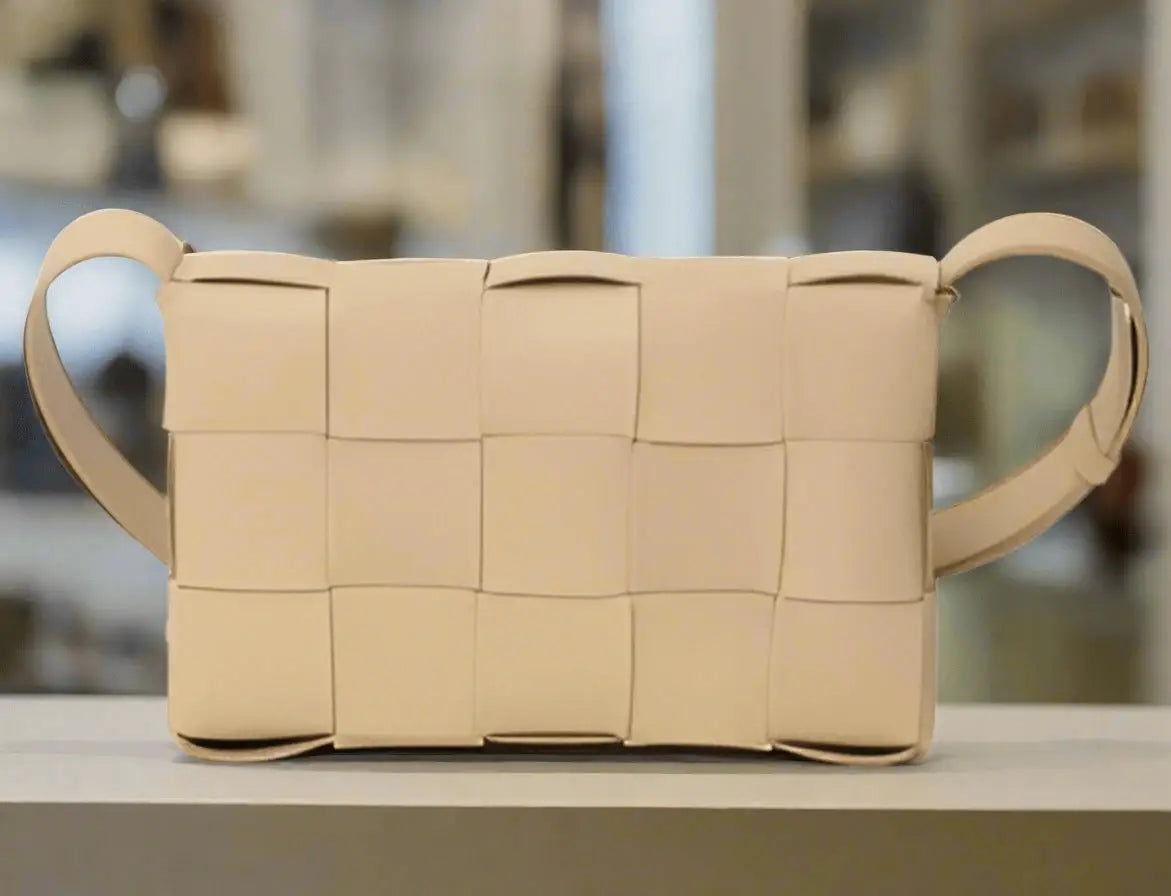 Bottega Veneta women’s BEIGE LEATHER HANDBAG - Handbags