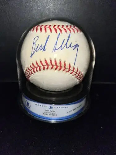 Bud Selig Signed Official Major Baseball in display case with Beckett COA