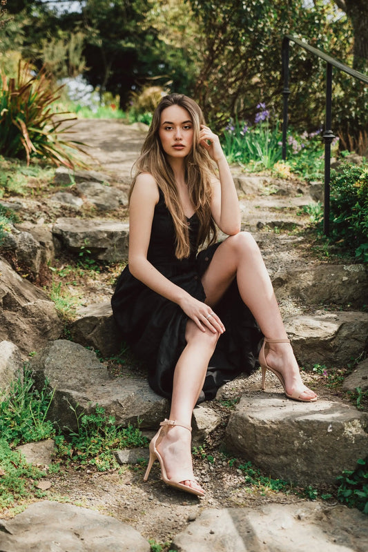 Woman in Daria Linen Dress Black with high heels, perfect for business days