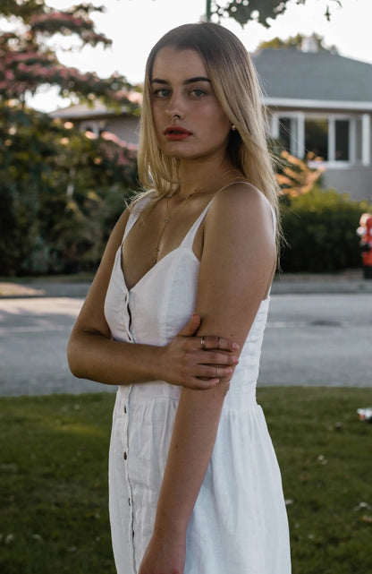 Young woman in Daria Linen Dress White, stylish summer linen dress for business days