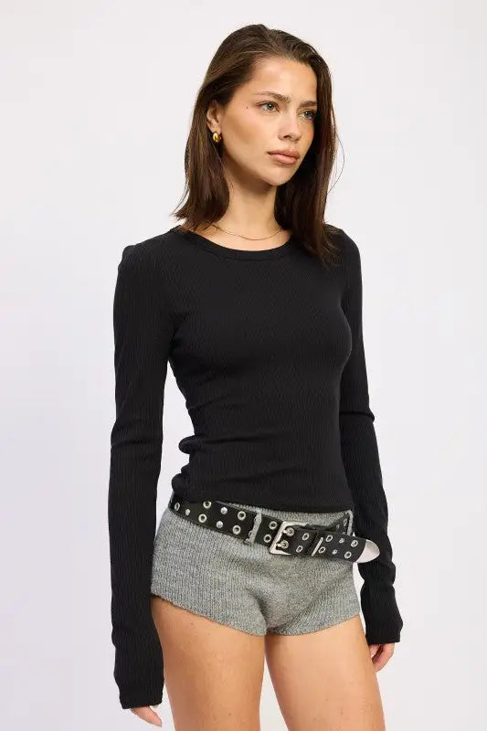 Woman wearing Emory Park black ribbed long-sleeved top with back chain detail