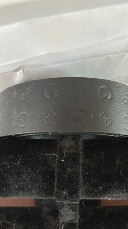 Dark gray textured flat-banded ring for Guess Men’s Black Leather Belt with Logo Buckle