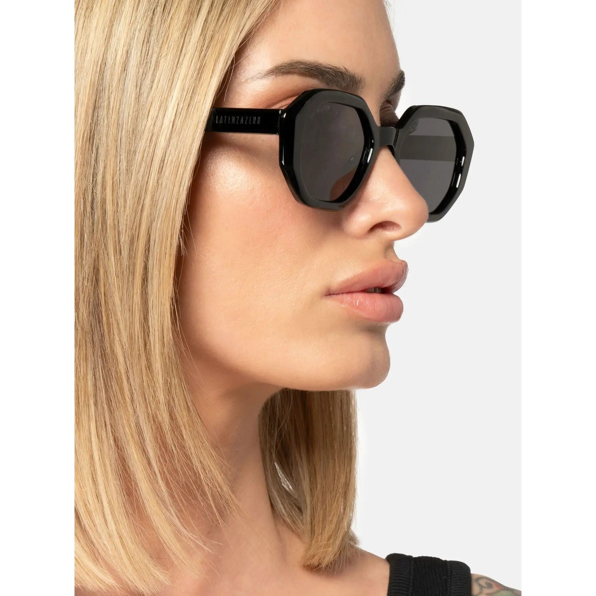 Black octagonal LatenzaZero women’s UV3 Veritas_X242 sunglasses on woman’s face