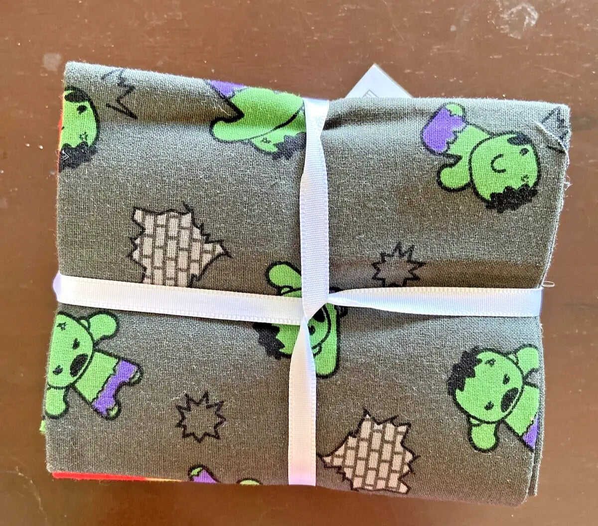 Grey fabric with Hulk-themed cartoon print tied with white ribbon marvel comics fat quarter stax