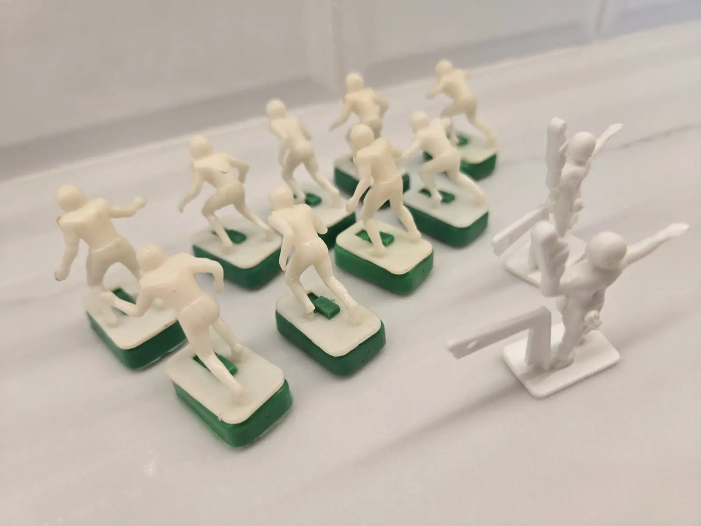 NFL Vtg 1970’s Tudor Unpainted Electronic Football Set 9 Players 2 QB/Kickers