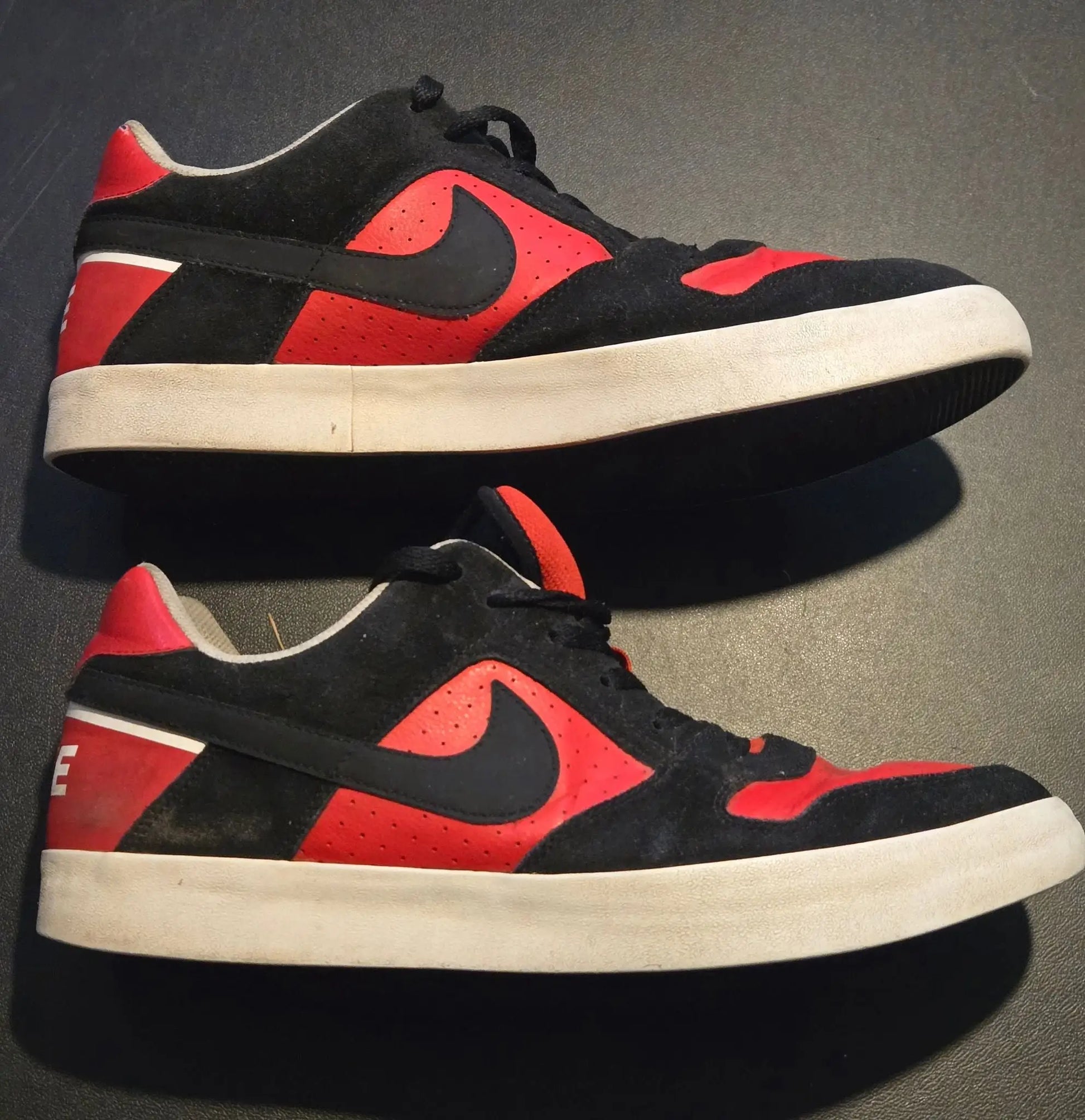 Nike SB Delta Force Mens 13 black red low top skate shoes with suede leather and white soles