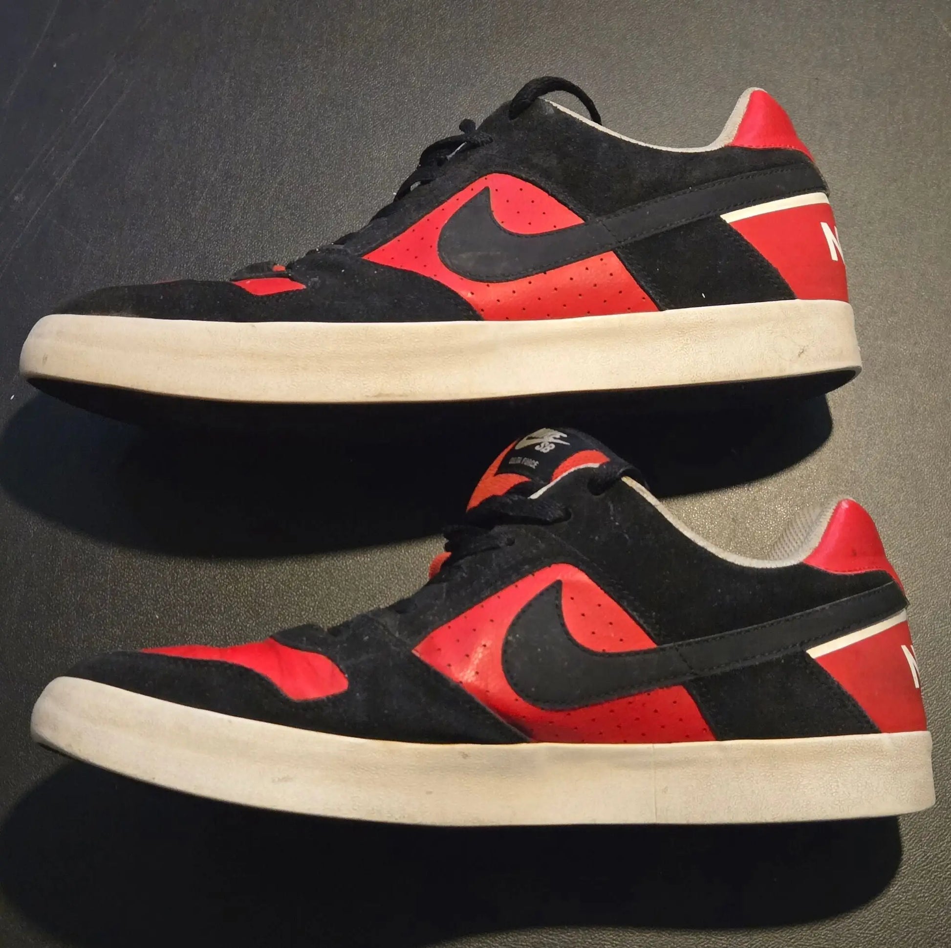 Preowned Nike SB Delta Force Mens black red low top skate shoes with suede leather