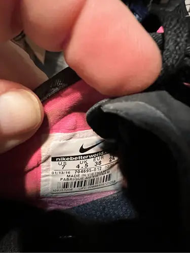 Close-up of Nike True Fit 5 shoe label with size US 7 and product code