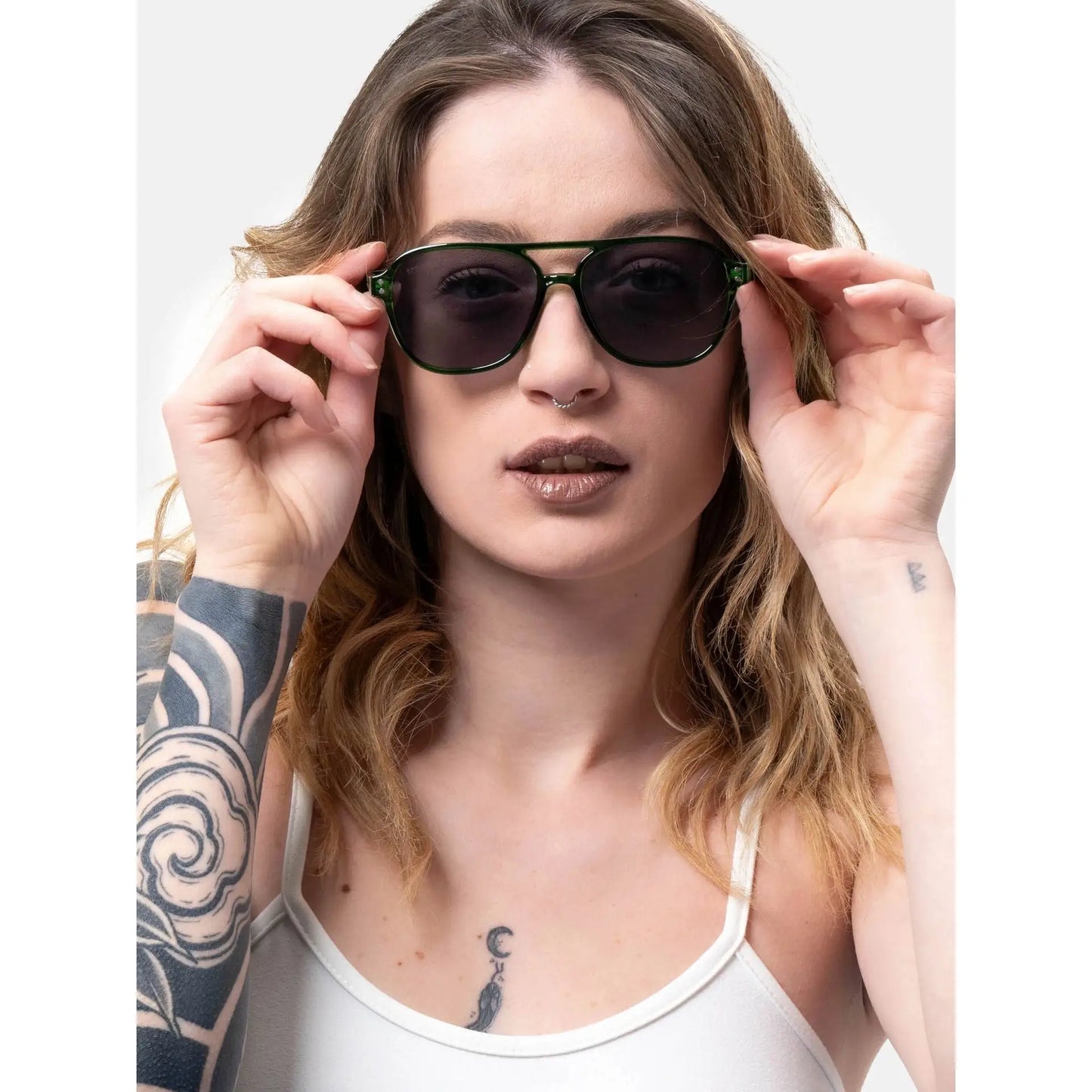 Woman wearing Smooder sunglasses with green aviator lenses in the Piper_X014 style