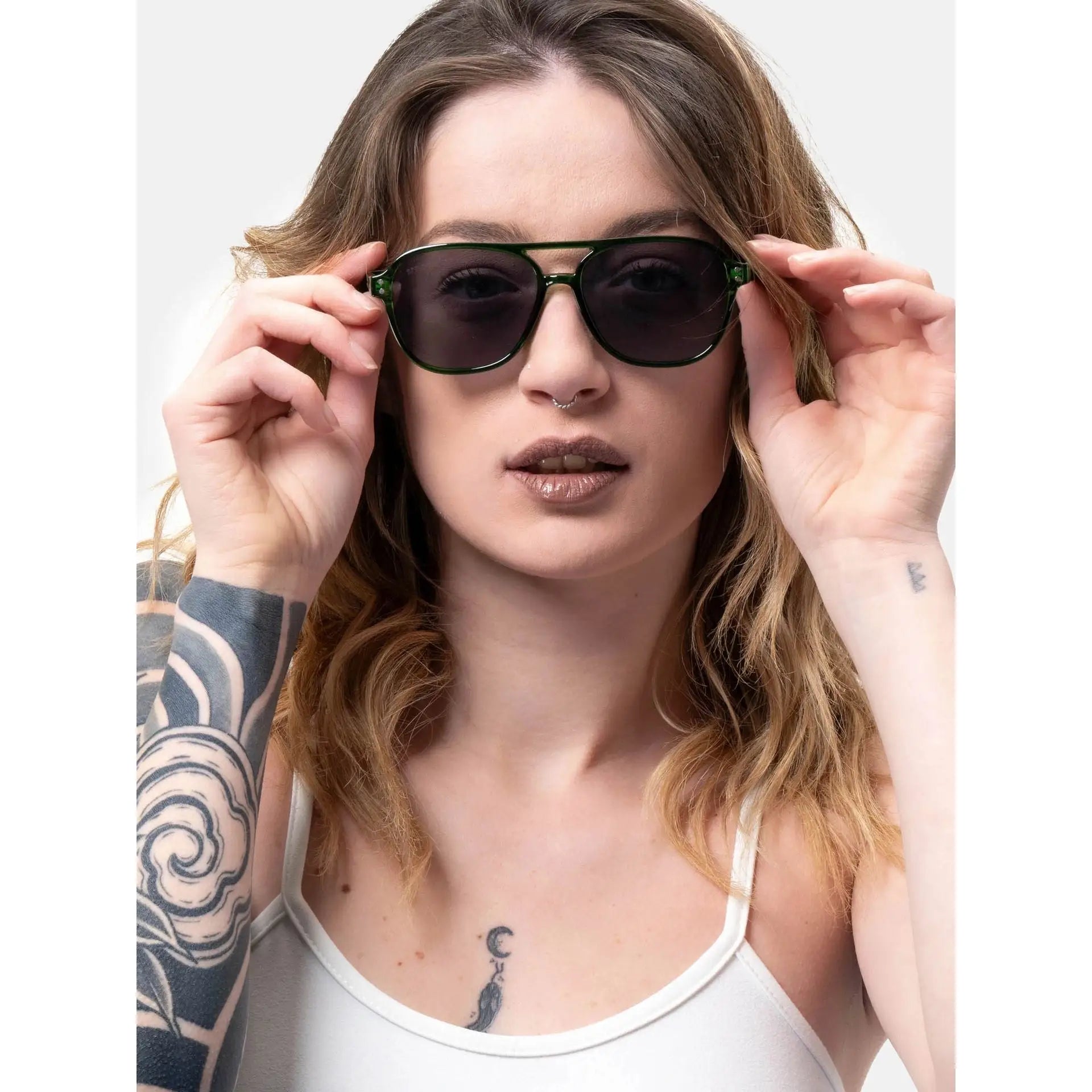 Woman wearing Smooder sunglasses with green aviator lenses in the Piper_X014 style