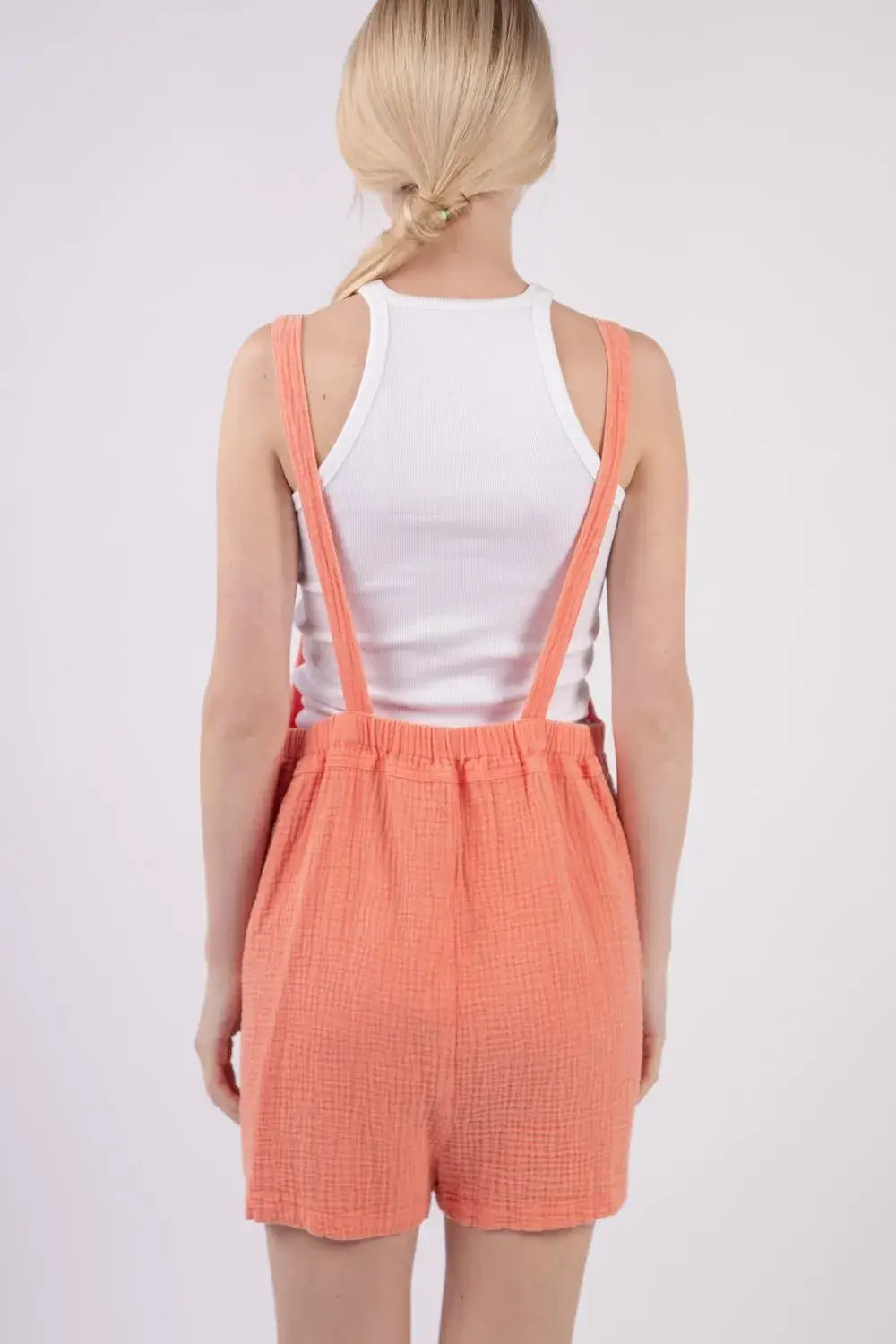 Coral waffle-patterned sleeveless double gauze overalls with adjustable straps and pockets