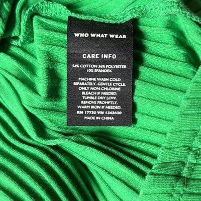 Green ribbed fabric clothing tag with care instructions on Who What Wear Green Ribbed Pullover Dress