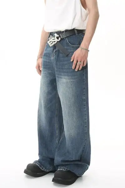 Loose-fitting distressed blue jeans with black belt and large ESC buckle for Wide Leg Jeans with Pockets